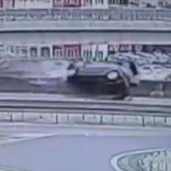 Kocaeli'de feci kaza! Otomobilin taklalar attığı o anlar saniye saniye kamerada