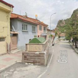 Afyonkarahisar&rsquo;da 63 yıldır yolun ortasında duruyor! Ne kaldırabildiler ne de dokunabildiler