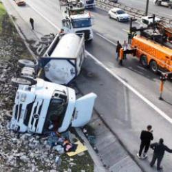 Esenyurt TEM&rsquo;de tanker devrildi: Trafik kilitlendi