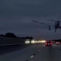 ABD'de uçak, seyir halindeki araca çarptı