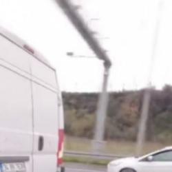 Aracın arkasına bağladığı onlarca kasayla böyle yol aldı!