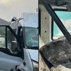 Artvin'de yama&ccedil;tan kopan kaya minib&uuml;se isabet etti