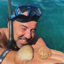 Ata Demirer, Ege'den İstanbul&rsquo;a d&ouml;ner d&ouml;nmez Boğaz&rsquo;da l&uuml;fer peşine d&uuml;şt&uuml;!