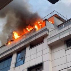  Ataşehir'de otel yangını! Çatı katı alevlere teslim oldu