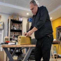 Bakan Kurum görüntüleri paylaştı: Atık malzemeler onun ellerinde melodiye dönüşüyor