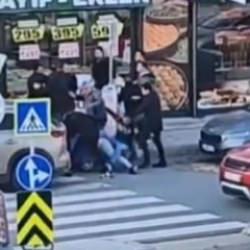 Beylikd&uuml;z&uuml;'nde 2 grup arasında yumruklu tekmeli kavga 