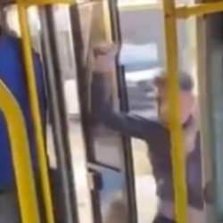Bursa'da korku dolu anlar: Yolcu minib&uuml;s&uuml;n&uuml; satırla bastı