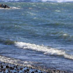 Çıldır Gölü'nün donan kıyıları dalgaların etkisiyle çözüldü