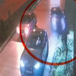 Dehşet saçan aracın polise çarpma anı kamerada