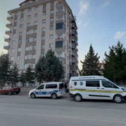 Eşini tabancayla bacağından vurdu