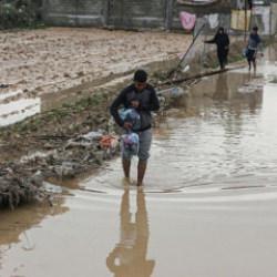 Gazze&#039;de şiddetli yağış nedeniyle binlerce &ccedil;adır su altında kaldı