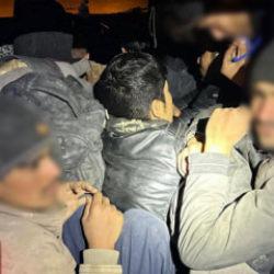 Hafif ticari ara&ccedil;ta 12 ka&ccedil;ak g&ouml;&ccedil;men yakalandı