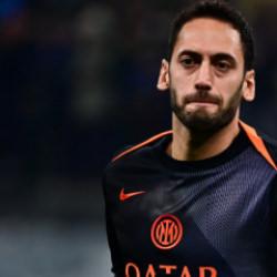 Hakan Çalhanoğlu korkuttu! 11. dakikada oyundan çıktı
