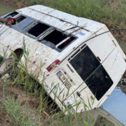 Tarım işçilerini taşıyan minibüs, sulama kanalına devrildi; 18 yaralı