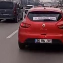 İlgin&ccedil; boşanma sevinci: Otomobilin &uuml;zerindeki not g&ouml;renleri g&uuml;ld&uuml;rd&uuml;!