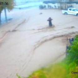 Irak'ta sel felaketi: 30 öğrencinin duvarın altında kalmaktan kıl payı kurtuldu