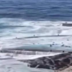 İspanya'da doğal havuza şiddetli dalga vurdu: 4 &ouml;l&uuml;