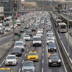 İstanbul'da haftanın ilk mesai gününde trafik yoğunluğu yüzde 72'ye kadar çıktı