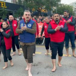 İzmir'de belediye işçileri 'çıplak ayakla' yürüdü: Haklarımız gasp ediliyor