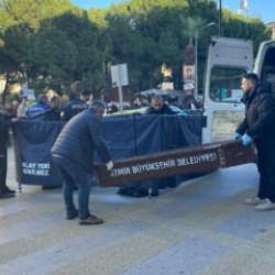 İzmir'de feci kaza! &Ccedil;&ouml;p kamyonunun &ccedil;arptığı kadın hayatını kaybetti