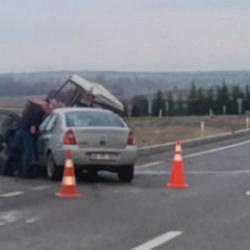 K&uuml;tahya'da otomobil ile trakt&ouml;r &ccedil;arpıştı: 2 yaralı