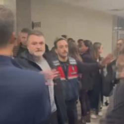 Mehmet Akif Ersoy ile adliyeye sevk edilen Ufuk Tetik, çekim yapan gazeteciye vurdu