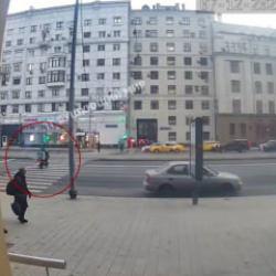 Moskova'da polis aracının çarptığı motosikletli hayatını kaybetti.