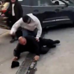 Otomobil s&uuml;r&uuml;c&uuml;s&uuml;, tartıştığı motosikletliyi &ouml;ld&uuml;resiye darbetti