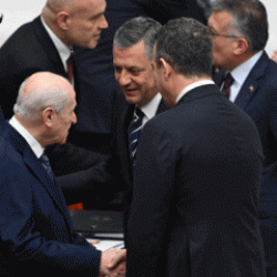 Meclis'te sıcak anlar: Özgür Özel ve DEM Partililer Devlet Bahçeli ile tokalaştı