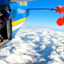 Paraşütçünün paraşütü, atladığı uçağın kuyruğuna takıldı