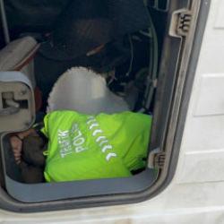 Polis &uuml;niformasını &ccedil;ıkarıp yaralının &uuml;zerini &ouml;rtt&uuml;