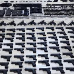 Silah kaçakçılarına darbe! Otomobilden cephanelik çıktı