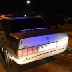 Polisten ka&ccedil;an ehliyetsiz s&uuml;r&uuml;c&uuml;ye 33 bin 271 TL ceza: Aracın arkasında ilgi &ccedil;eken yazı!