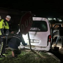 Polisten kaçarken kaza yapan minibüste 20 kaçak göçmen yakalandı