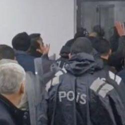 Protokol tribünü karıştı: 'Sehpa' tehdidine jet hızıyla cevap!