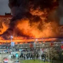 Rusya'nın St. Petersburg kentinde pazar yerinde yangın çıktı