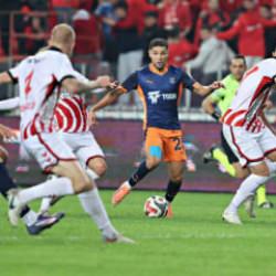 Samsunspor evinde ağır yaralı: Başakşehir zorlu virajı 3 puanla aştı