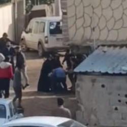 Şanlıurfa'da meydan savaşı gibi kavga: 1 kişinin silahla vurulma anı kamerada