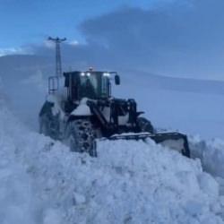 Şırnak'ta lapa lapa yağdı! Kar kalınlığı 1 metreyi aştı 