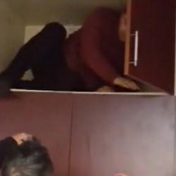 Suç makinesi saklandığı dolapta kıskıvrak yakalandı