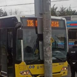 İETT otobüsü kayganlaşan yolda kaza yaptı