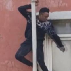 Sultangazi'de yangından kurtulmak için borulara tutunan adamın düştüğü anlar kamerada