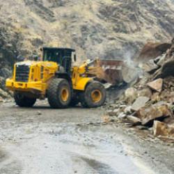 Yağış sonrası kopan kaya parçaları yolu ulaşıma kapattı