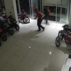 Yaşları: 14-15! Adana'da 1 dakikada 4 motosiklet &ccedil;aldılar...