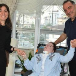 Yatağa bağımlı lizensefali hastası kızlarına ömürlerini adadılar