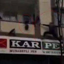  3 yaşındaki çocuk balkonda asılı kaldı! Komşusu canını hiçe saydı