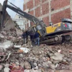  Zeytinburnu'nda kontroll&uuml; yıkımda beton par&ccedil;aları d&uuml;şt&uuml;: Bir iş&ccedil;i yaralandı