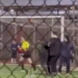 18 yaşındaki kadın hakeme &ccedil;ocukların g&ouml;z&uuml; &ouml;n&uuml;nde saldırdı