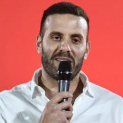 Yunan vekil gazeteci d&ouml;vd&uuml;