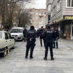 Kayseri'de dehşet: Sokakta g&ouml;rd&uuml;ğ&uuml; 3 kişiyi bı&ccedil;akladı!